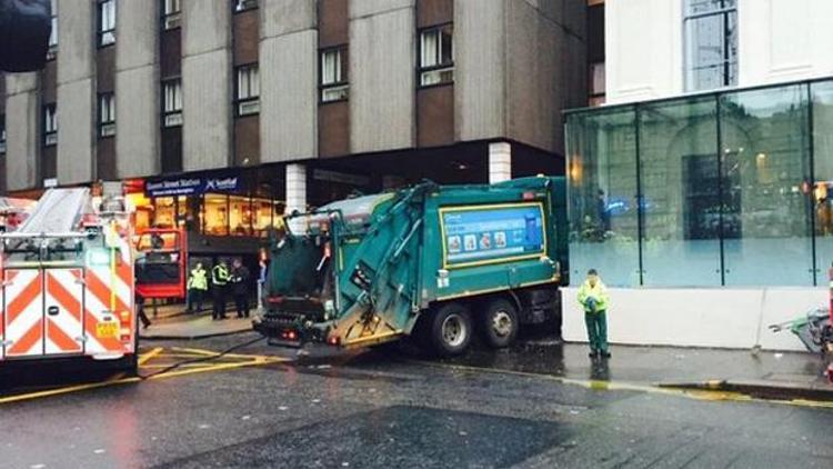 Glasgowda çöp kamyonu yayalara çarptı