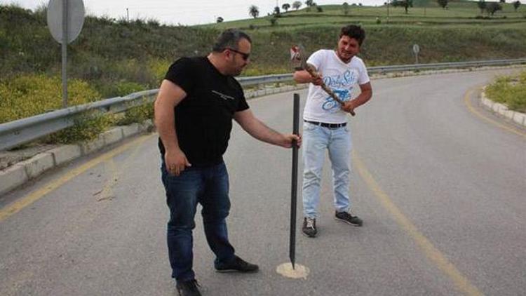 ‘Bu yol benim’ dedi  yolu kapattı