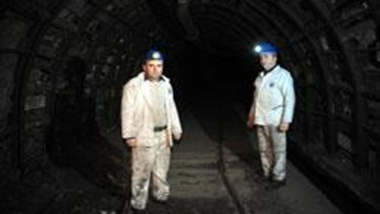 Babalarının öldüğü maden ocağında çalışıyorlar