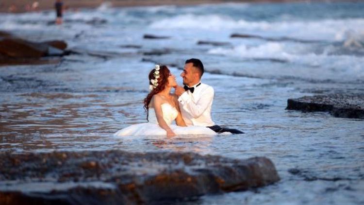 Düğün fotoğrafı için denize girdiler