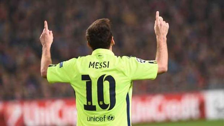 Messi rekora kafasıyla gitti