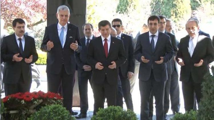 Başbakan Davutoğlu, Özal ve Menderesin kabirlerini ziyaret etti