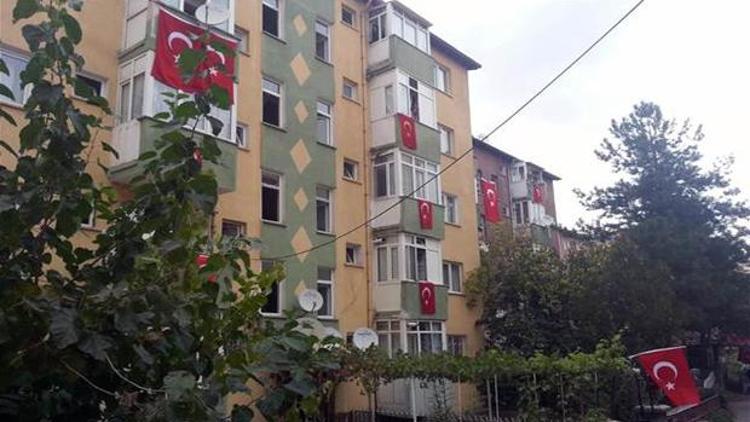 Şehidin mahallesi Türk bayraklarıyla donatıldı
