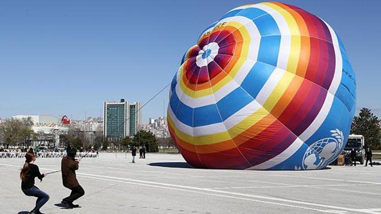 ‘UNICEF’ balonu Ankara’da şişti