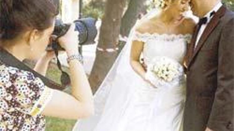 Gelin ve damadın gölgesi oluyor düğün gününde foto-hikaye çekiyor