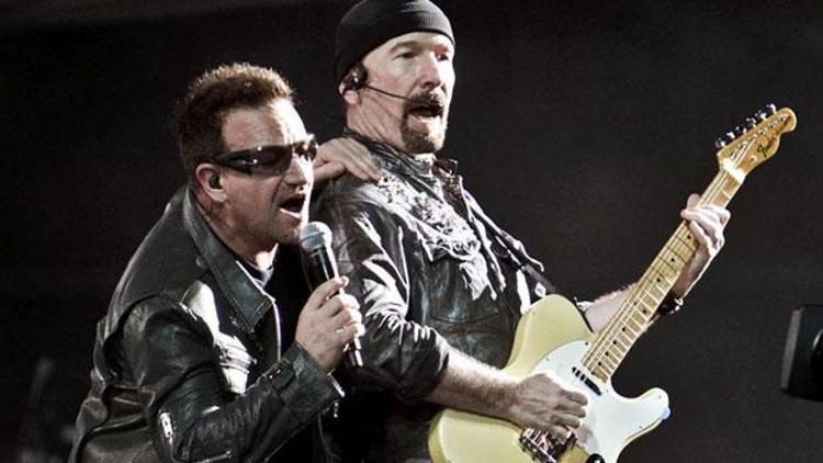 U2nun gitaristi The Edge sahneden düştü