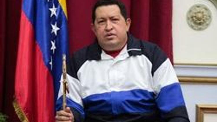 Chavez ameliyattan sonra ayakta ve yürüyor