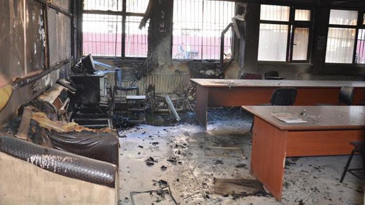 Hakkari ve Yüksekovada 2 okul daha yakıldı