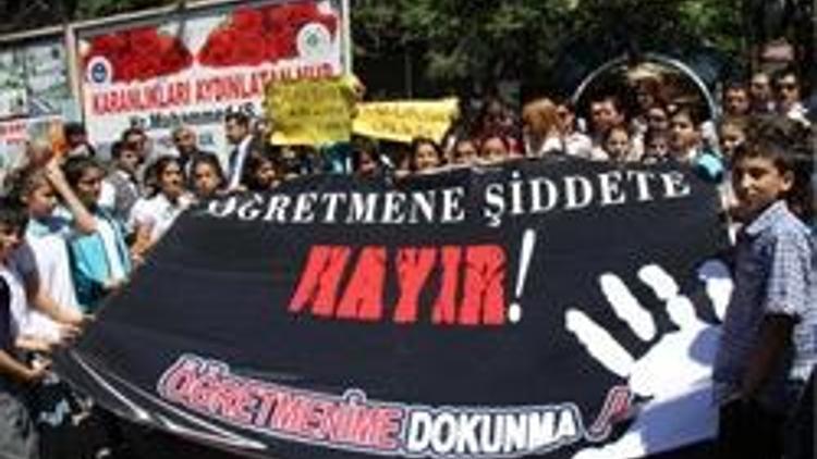 Öğretmenlere şiddet protestosu