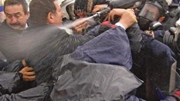 Ak Partili vekiller biber gazı mağduru işçilerden polis kordonuyla kurtuldu