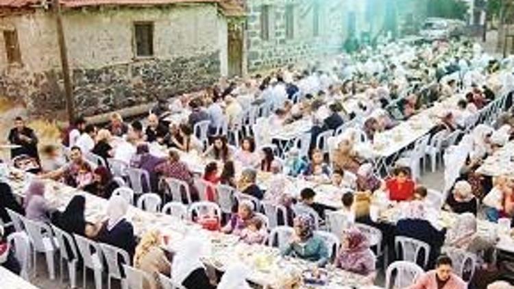 Köy meydanında iftar