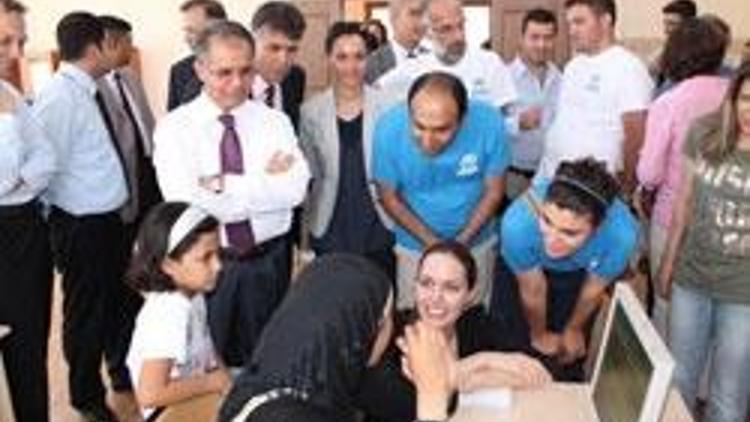 Suriyeli sığınmacıların hikayesi Jolieyi ağlattı