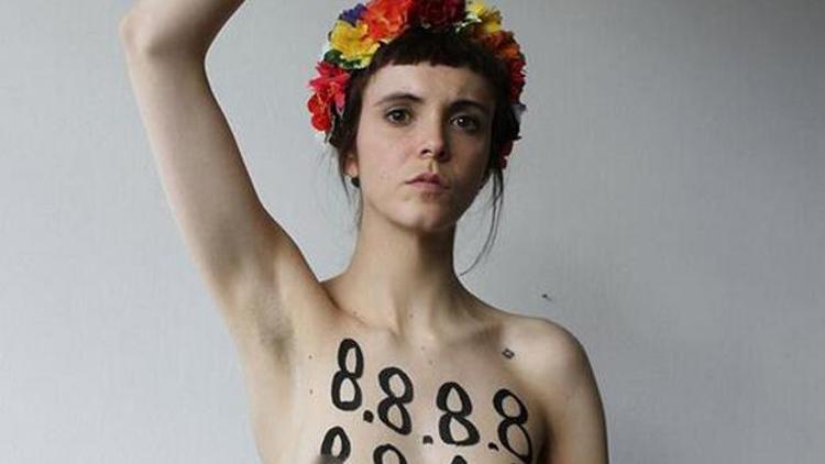 Femen Türkiyedeki Twitter yasağı için soyundu