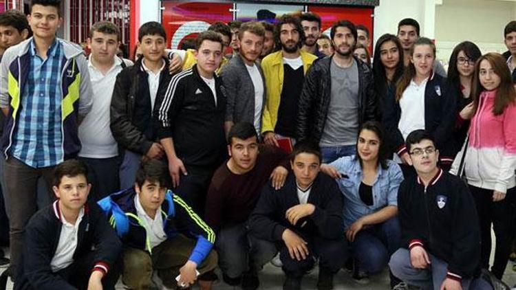 Sivassporlu futbolcular öğrencilerle buluştu