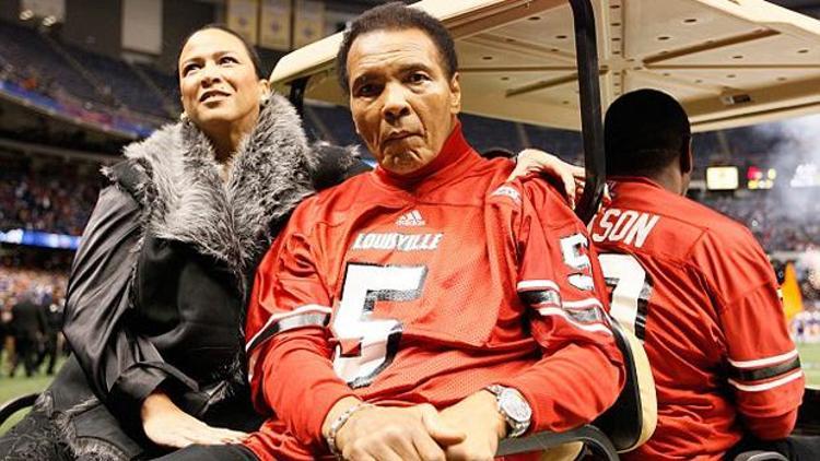Efsane boksör Muhammed Ali konuşmakta bile zorlanıyor