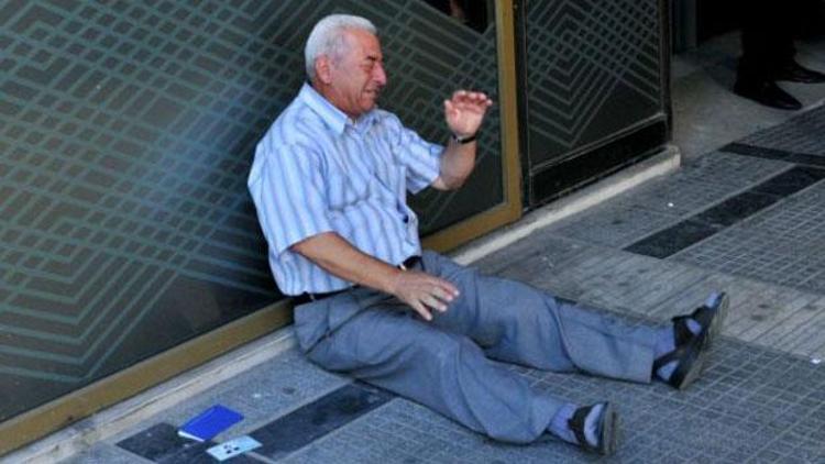 Banka önünde ağlayan Yunan emekliye Avustralyadan yardım