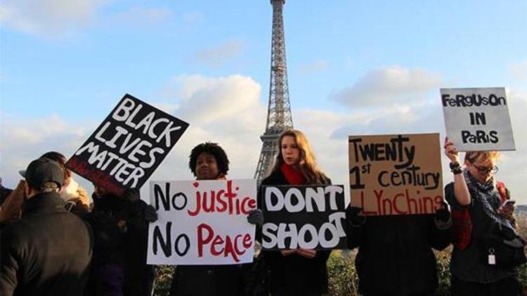 ABDli siyahi genç için Eyfelin önünde protesto