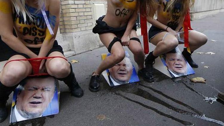 FEMEN Pariste Ukrayna Devlet Başkanını protesto etti