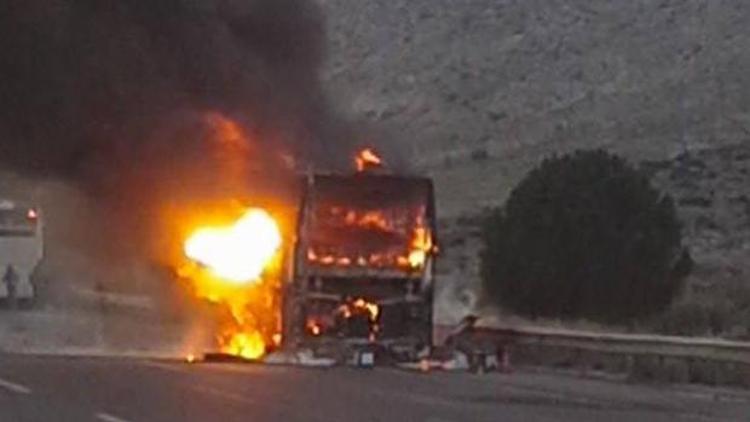45 yolcu taşıyan otobüs alev alev yandı