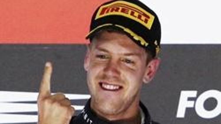 Vettel Singapurda geceyi aydınlattı