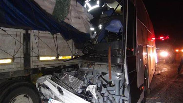 Uşak-İzmir yolunda feci kaza 24 yaralı