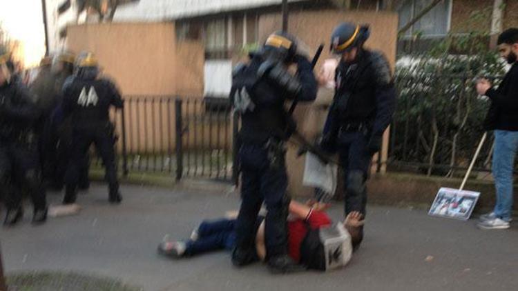 Paristeki Berkin Elvan eylemine polis müdahalesi