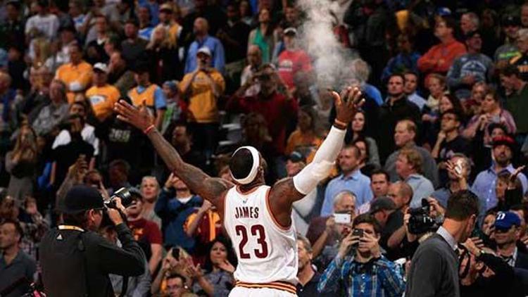 LeBron James Cleveland Cavaliersı sırtladı