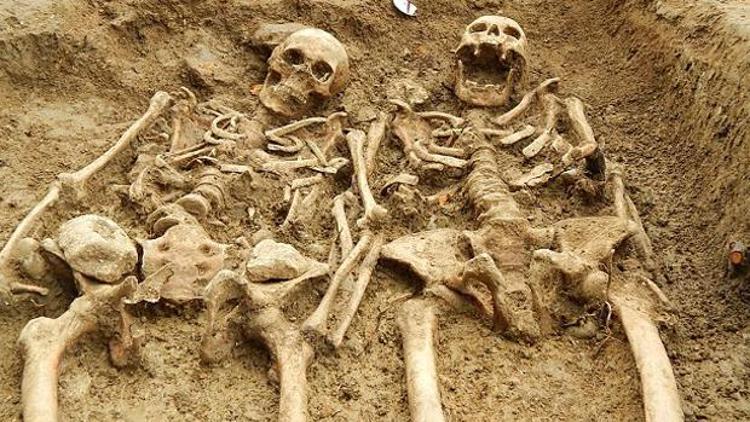 İngilterede 700 yıllık iskeletler el ele bulundu