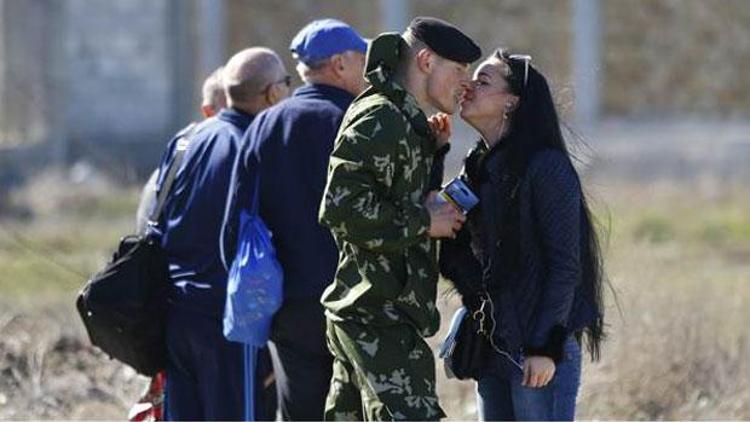Ve Ukrayna askerleri Kırım’dan ayrılıyor