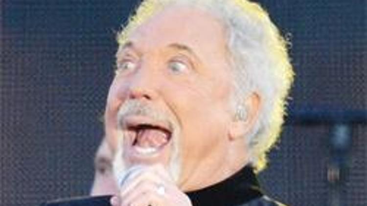 Baskılar Tom Jones’u durdurmadı