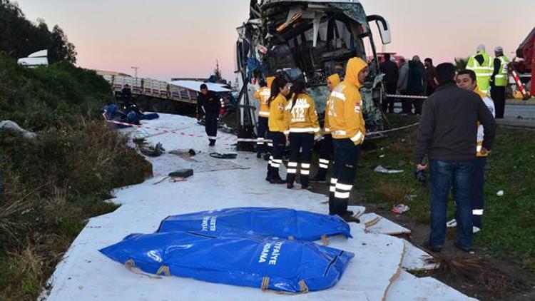 Adanada yolcu otobüsü TIRa çarptı: 2 ölü, 12 yaralı