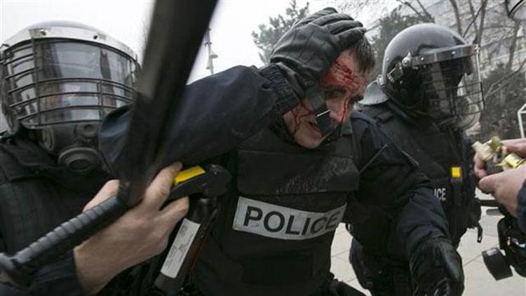Kosova başbakanlık binası önündeki gösteriye müdahale: 56sı polis 150 yaralı