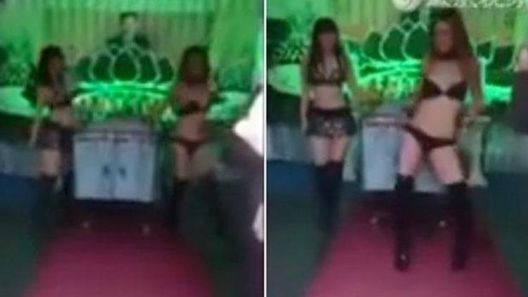 Tayvanda bir kadın, kocasını son yolculuğuna striptizcilerle uğurladı
