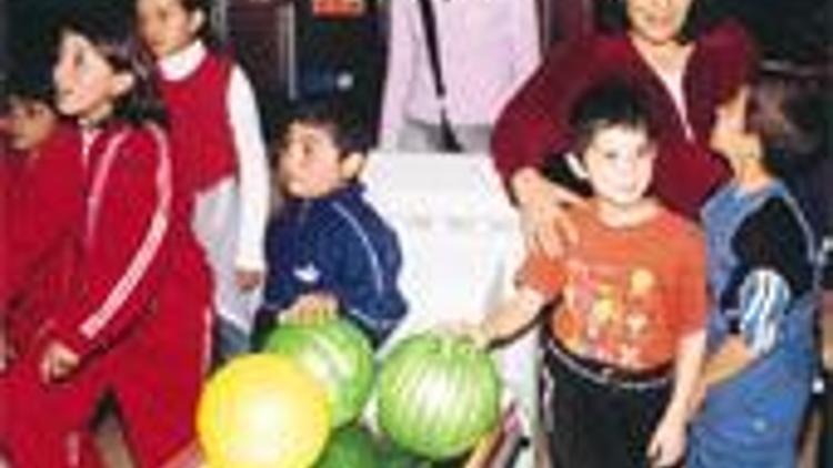 Kimsesiz çocuklar bowlingle tanıştı