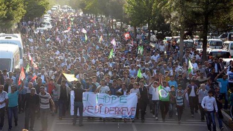 Diyarbakırda binlerce kişi HDPye saldırıları protesto etti