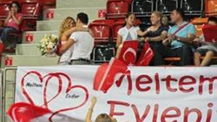 Tribünde pankartlı evlilik teklifi