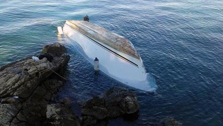 Yunanistanda mülteci teknesi battı: 12 ölü