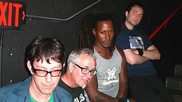 Dead Kennedys konserinde seks yaptılar