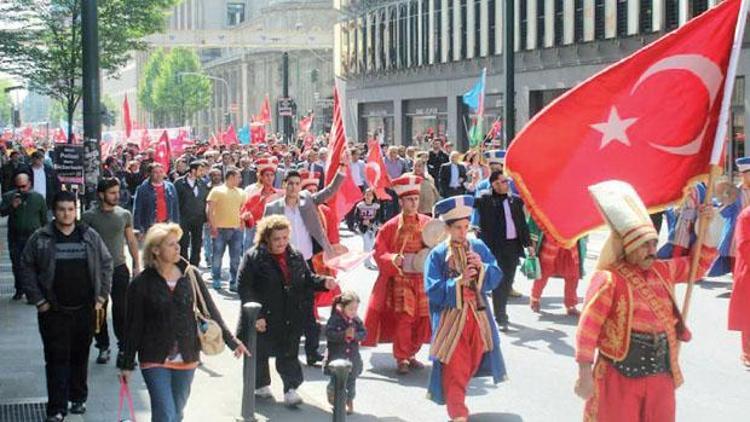 Düsseldorfta Türk Günü yürüyüşü