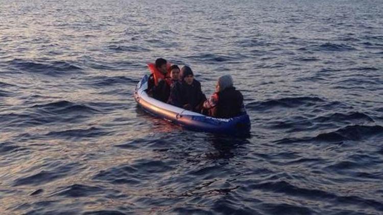Kaçak göçmenler denizin ortasında fındık kabuğu kadar botun içinde bulundular