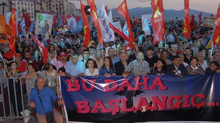 İzmirdeki Gezi anmasına Gülsüm Elvan da katıldı