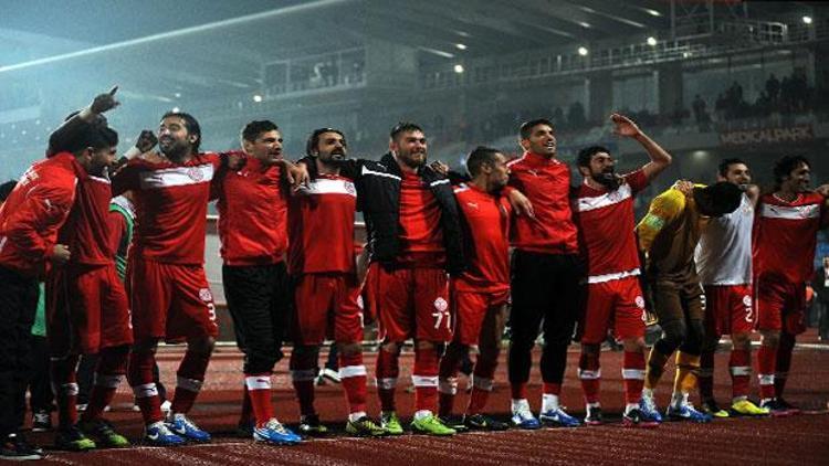 Antalyaspor yeni yaşını kutladı