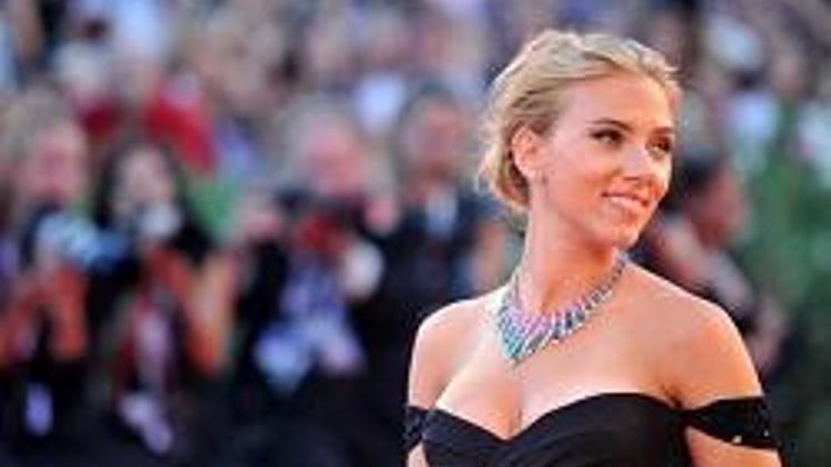 Scarlett Johansson nişanlandı