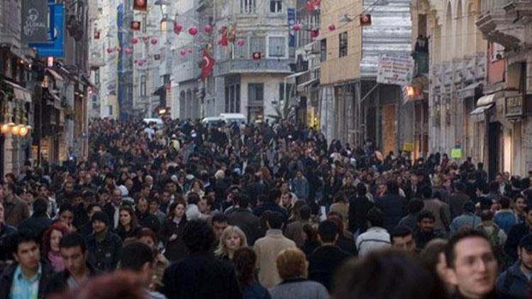 Türk gençleri yaşlılardan fedakârlık bekliyor