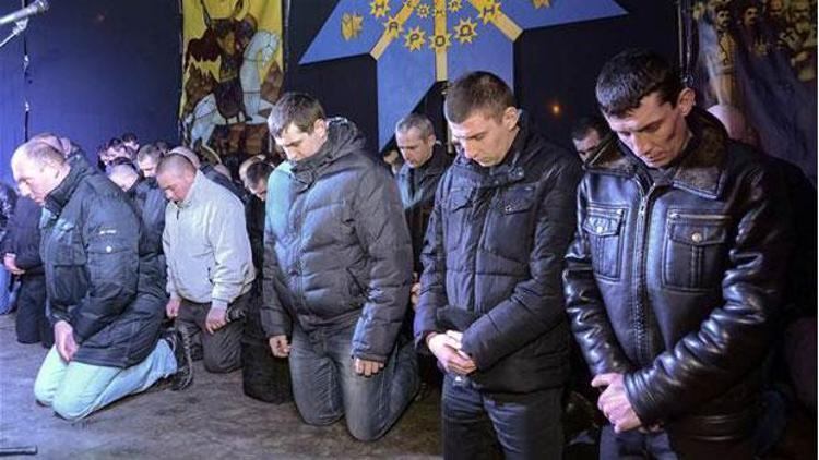 Ukrayna polisi diz çökerek af diledi