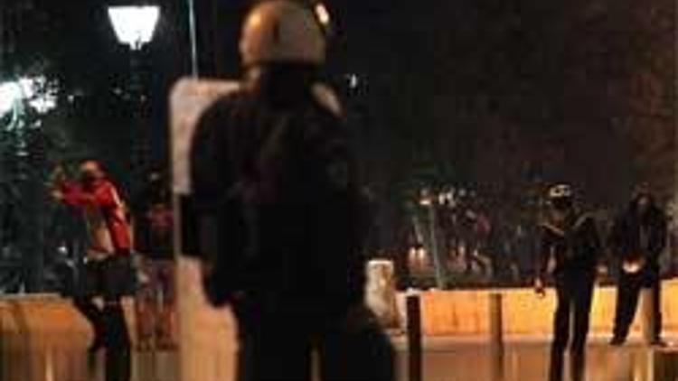 Atina bu kez intiharı protesto ediyor