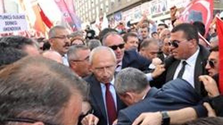 Kılıçdaroğlu milletvekilleriyle Birinci Meclis binasına girdi