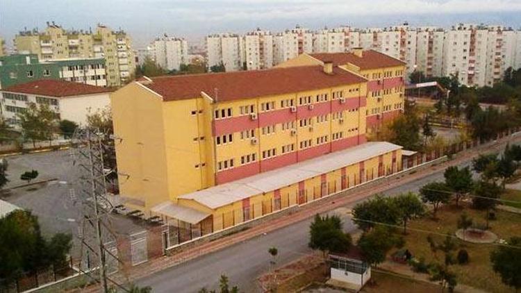 Lisede kısa etek giyen kızlara ‘erkek timi’