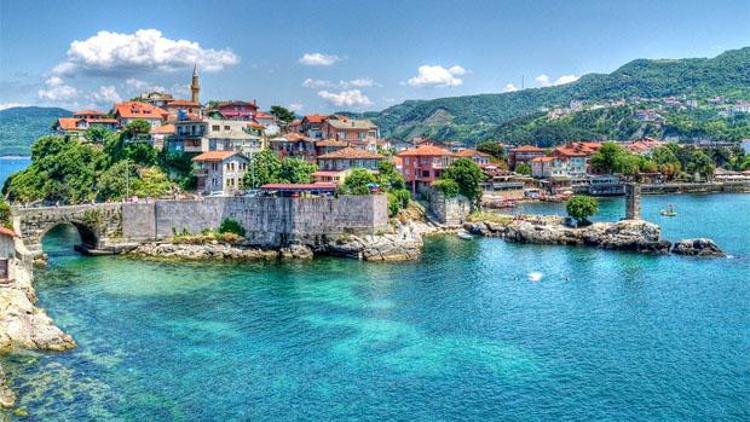 Amasra’da şişe dizilen hamsi