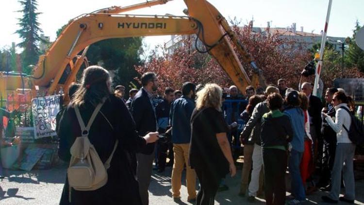 Validebağda iş makinesi çalışmaya devam ediyor